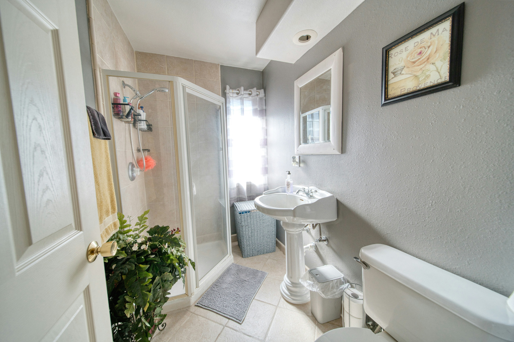 Sauberes trockenes Badezimmer