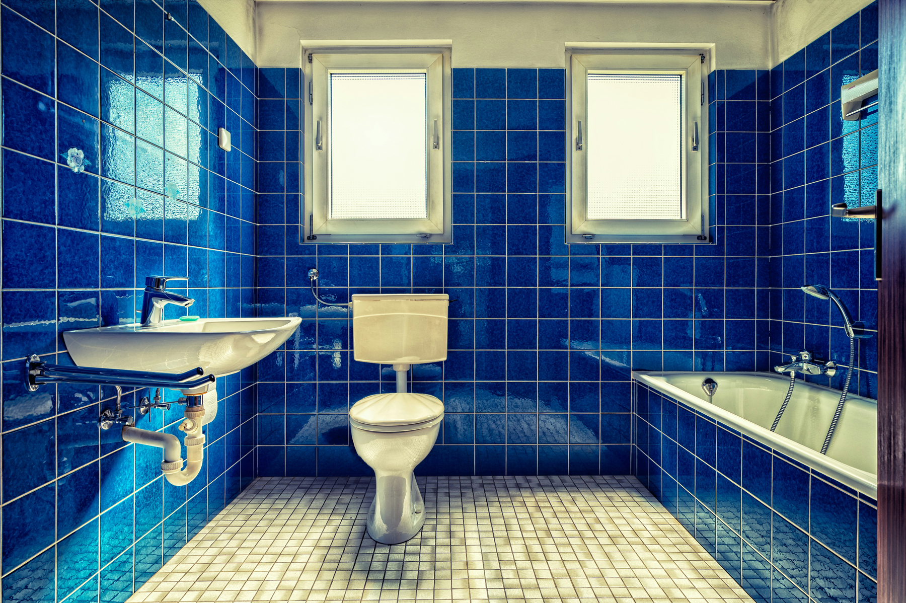 Stark verschmutzte Fugen im Badezimmer