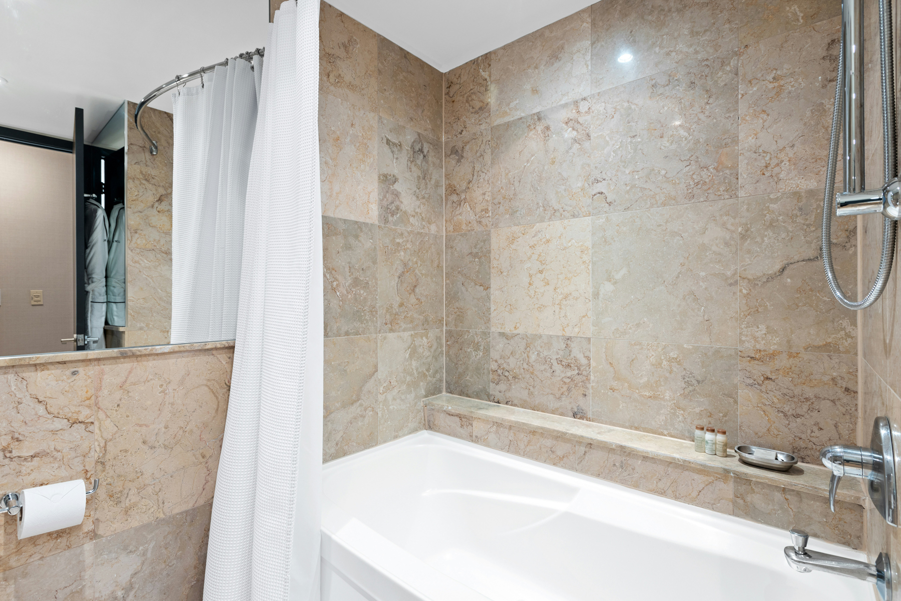 Verfärbte Fugen im Badezimmer